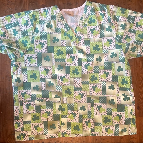 Tafford Shamrock Scrub top. Size M - Picture 1 of 6